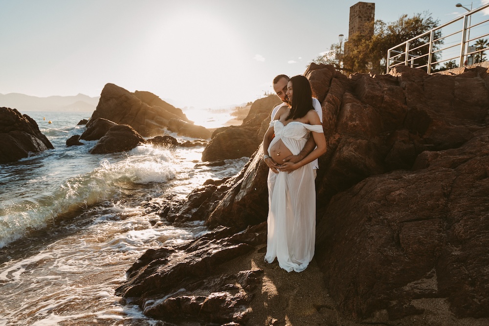 Séance photo grossesse à la plage au coucher du soleil à Cannes