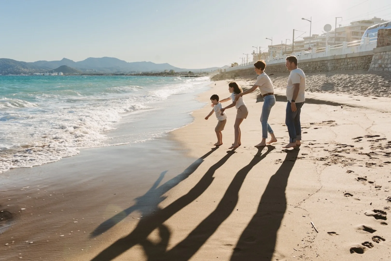 Séance photo famille sur la plage à Cannes