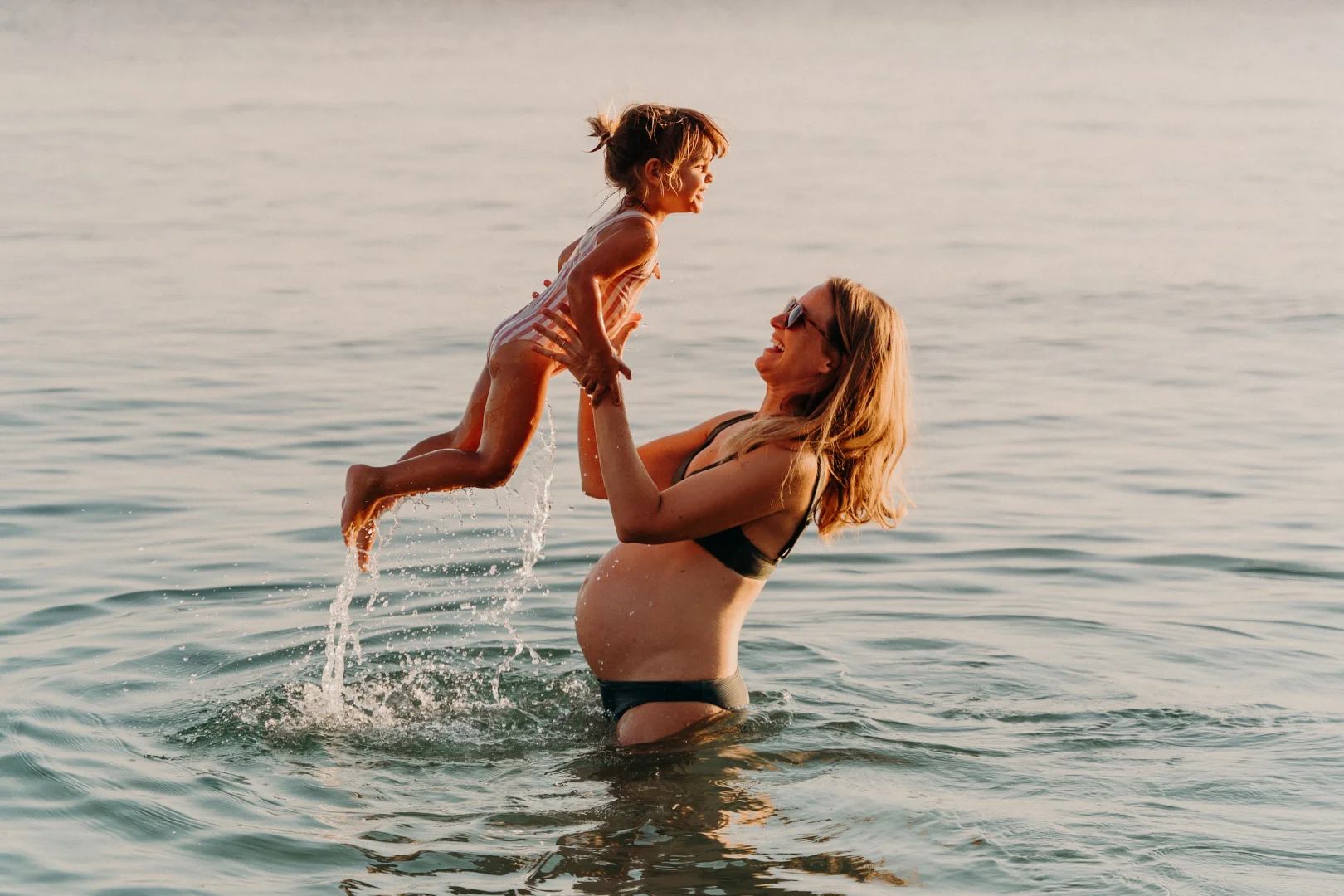 Séance photo en famille à Cannes : complicité et soleil sur la plage en juin