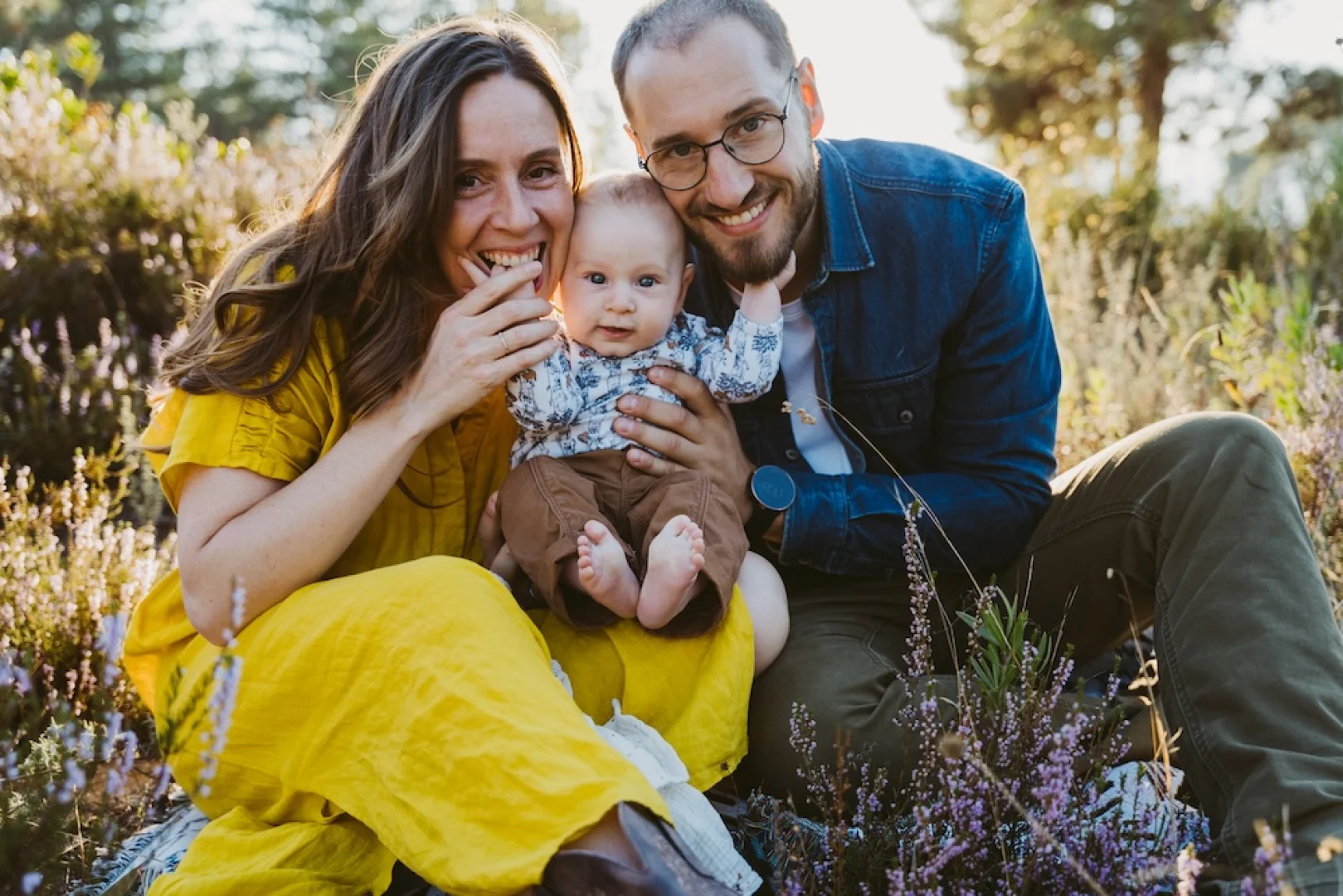 Séance photo famille avec bébé en forêt à Mouans-Sartoux et Pégomas