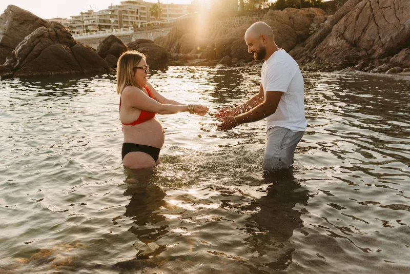 Séance grossesse à Cannes au coucher du soleil