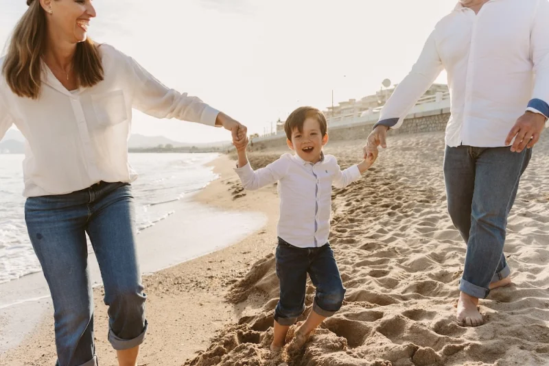 Shooting famille sur la plage de Cannes