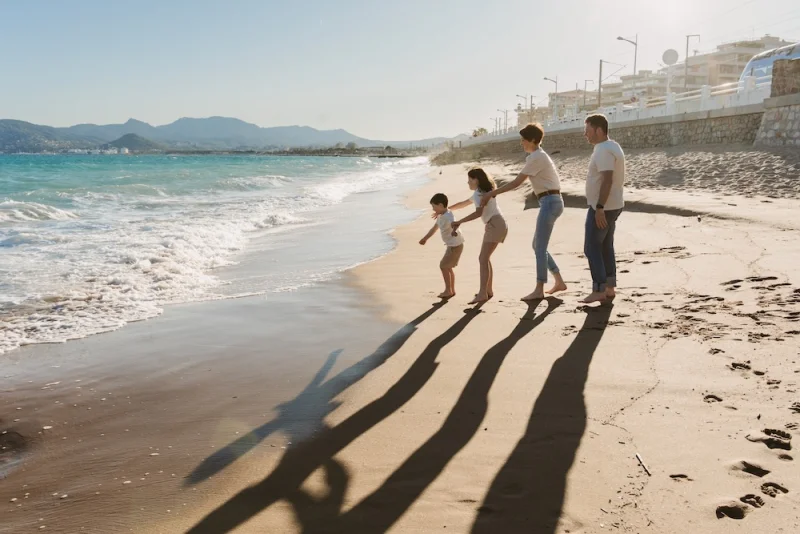Séance photo famille sur la plage à Cannes