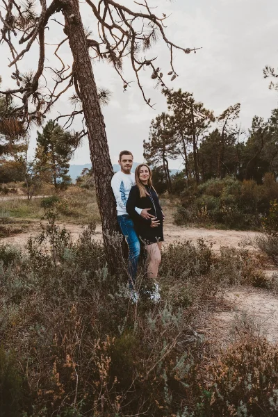 Séance photo grossesse en forêt à Pegomas