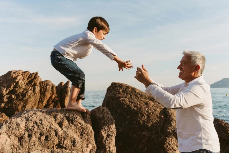 Shooting famille sur la plage de Cannes
