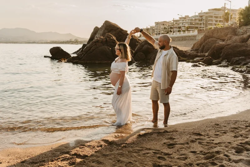 Séance grossesse à Cannes au coucher du soleil