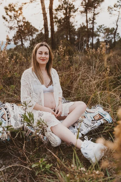 Séance photo grossesse en forêt à Pegomas
