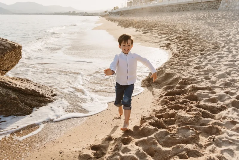 Shooting famille sur la plage de Cannes