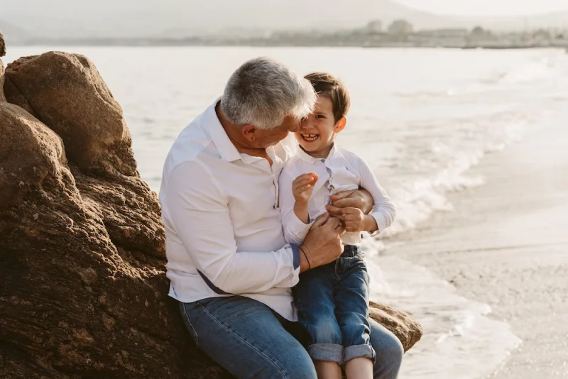 Shooting famille sur la plage de Cannes