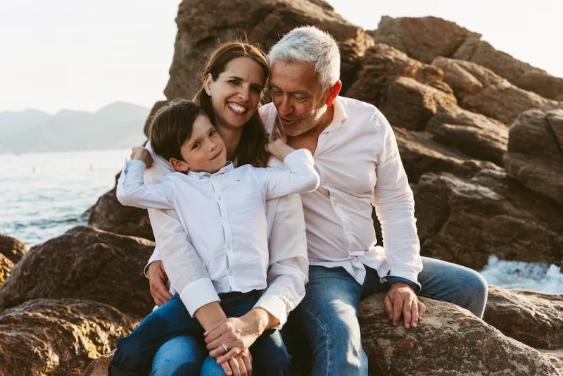 Shooting famille sur la plage de Cannes