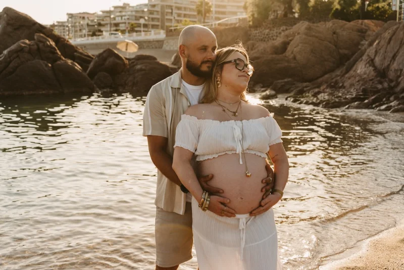 Séance grossesse à Cannes au coucher du soleil