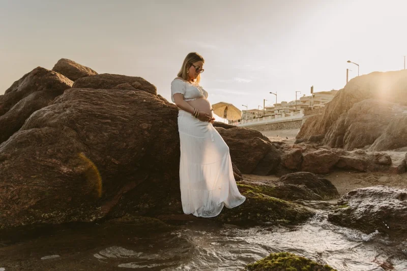 Séance grossesse à Cannes au coucher du soleil