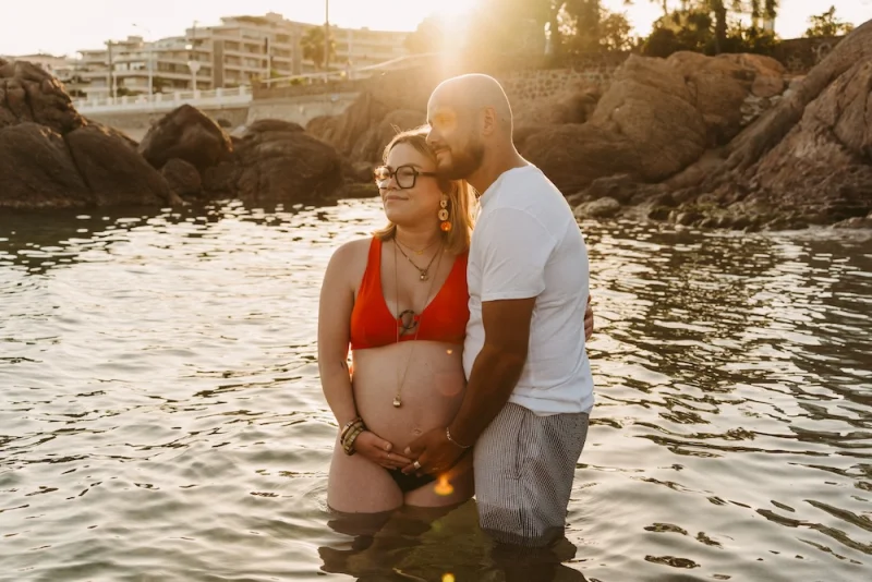 Séance grossesse à Cannes au coucher du soleil