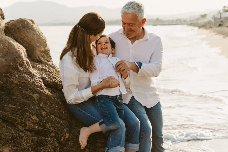 Shooting famille sur la plage de Cannes