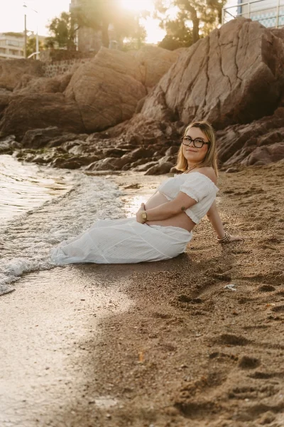 Séance grossesse à Cannes au coucher du soleil