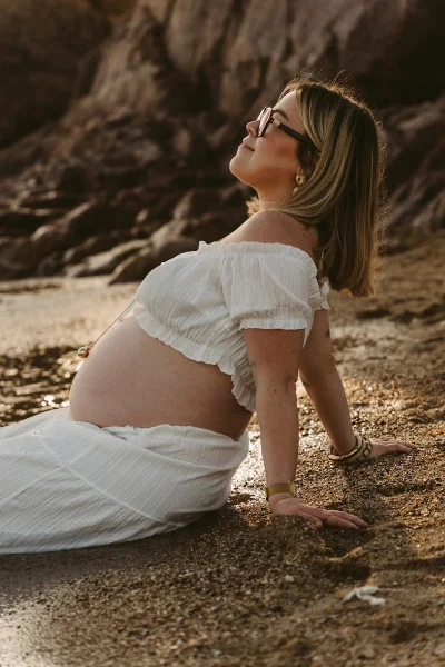 Séance grossesse à Cannes au coucher du soleil