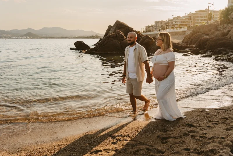 Séance grossesse à Cannes au coucher du soleil