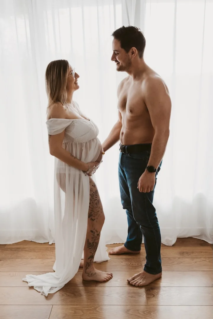 femme-enceinte-studio-photo