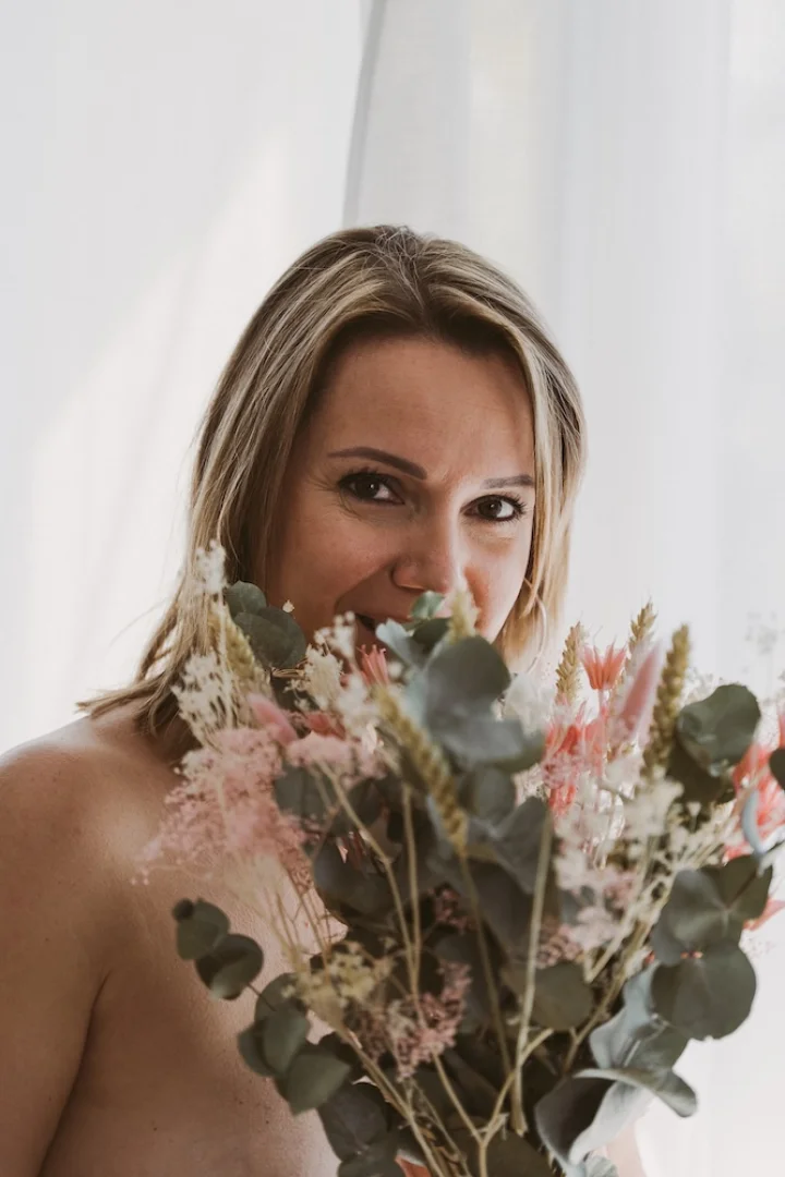 femme-fleurs-boudoir