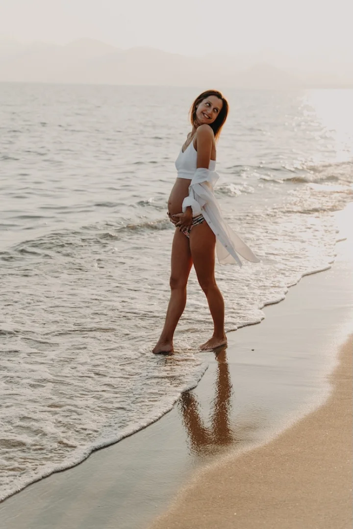 femme-grossesse-plage-mandelieu