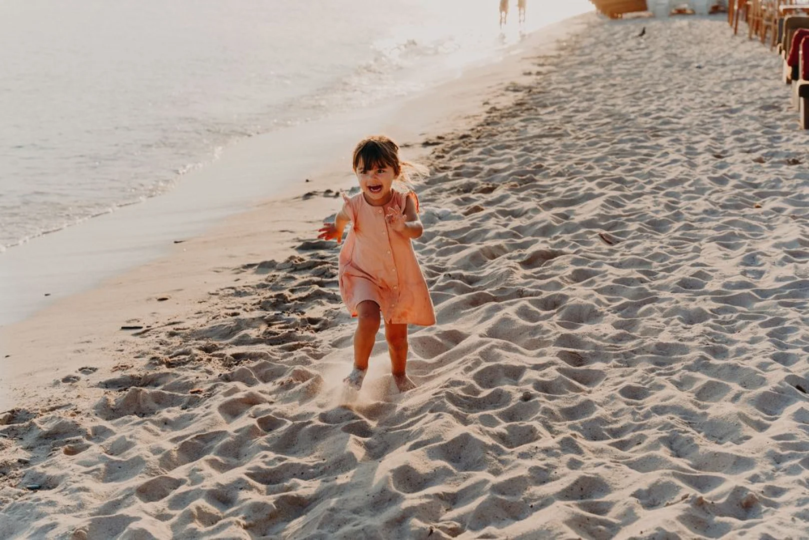 fille-court-plage-ete