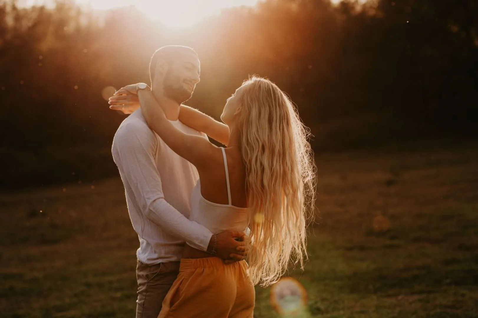 Séance photo couple naturelle en extérieur