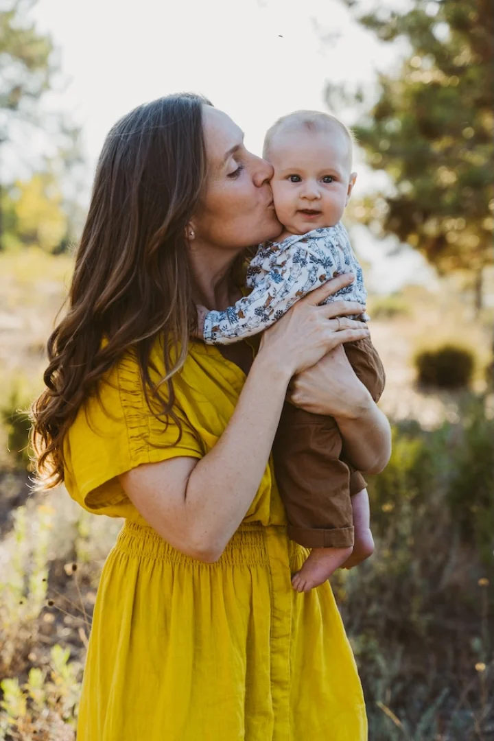 nathaliephotographe-calin-maman-bebe