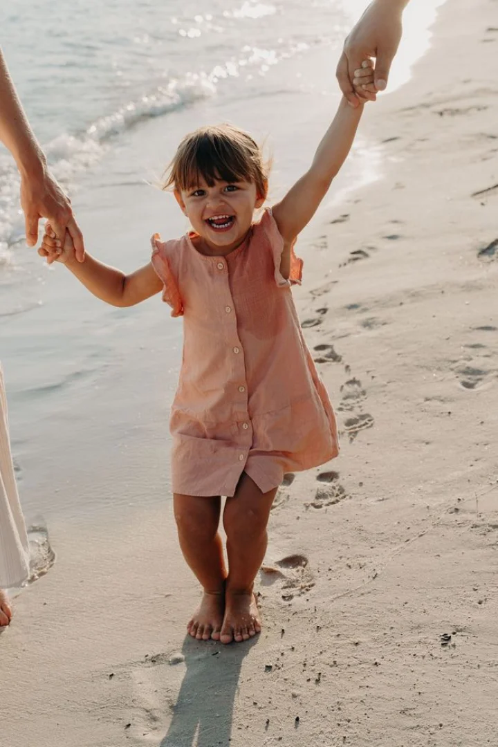 petite-fille-plage-juan-les-pins