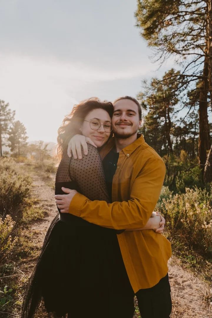 photo-couple-coucher-de-soleil-foret