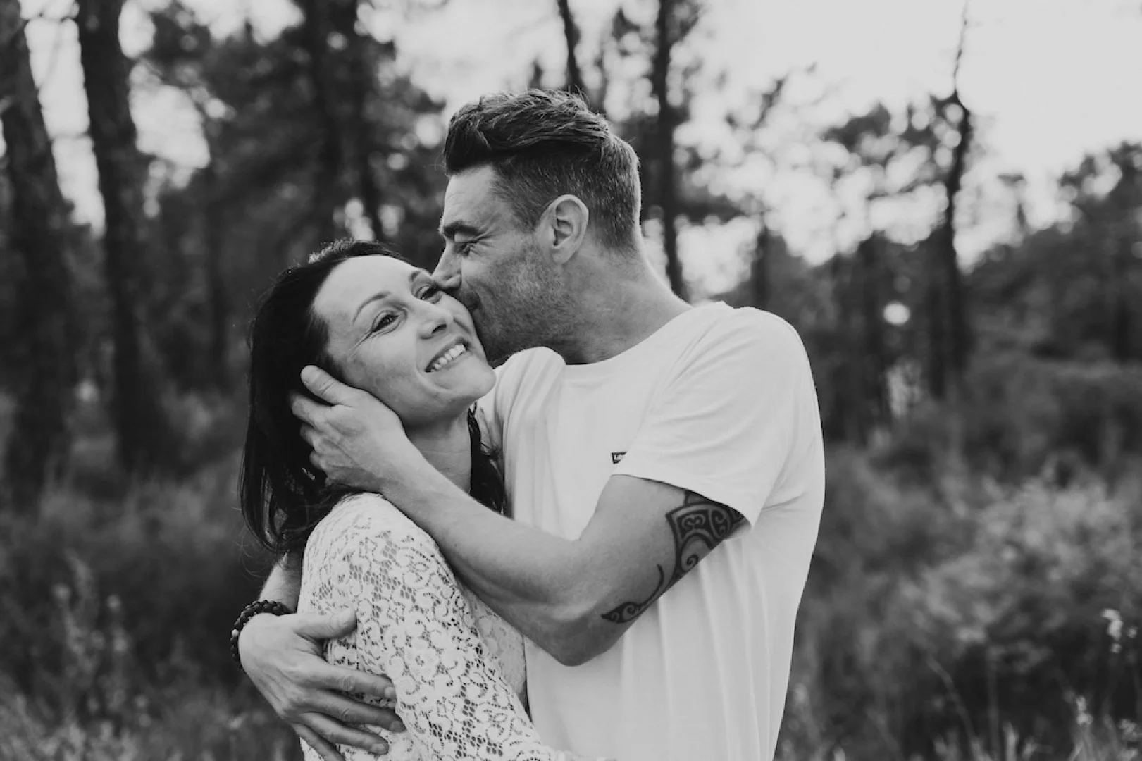 photo-couple-noir-et-blanc-foret