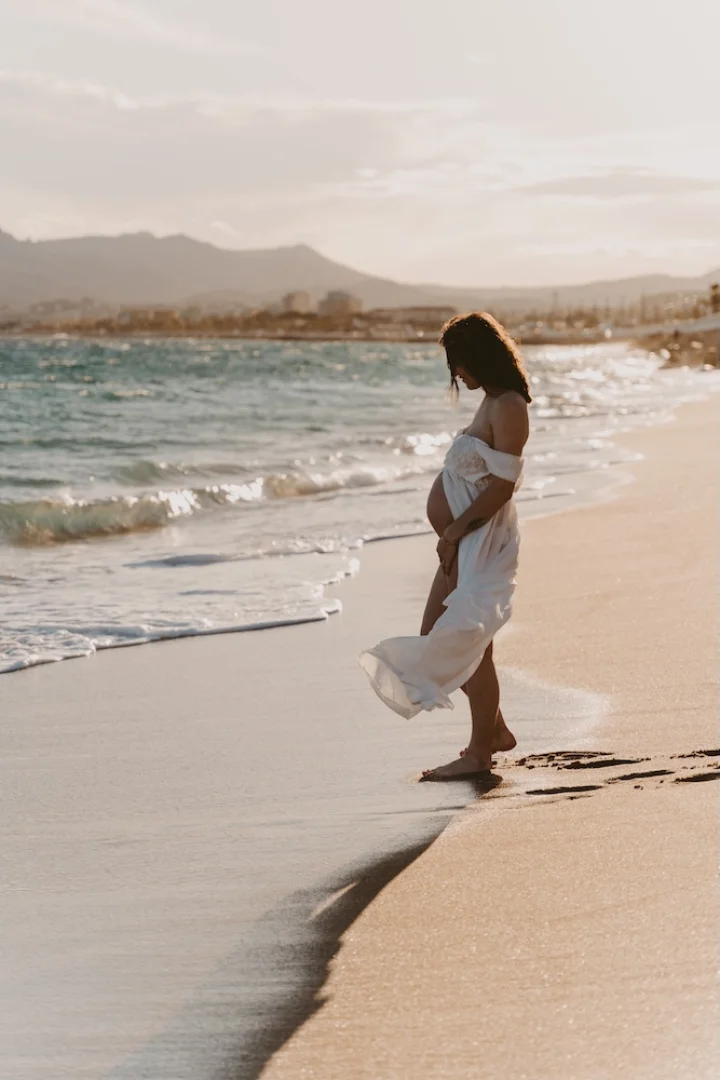 photo-de-grossesse-plage-vent-soleil