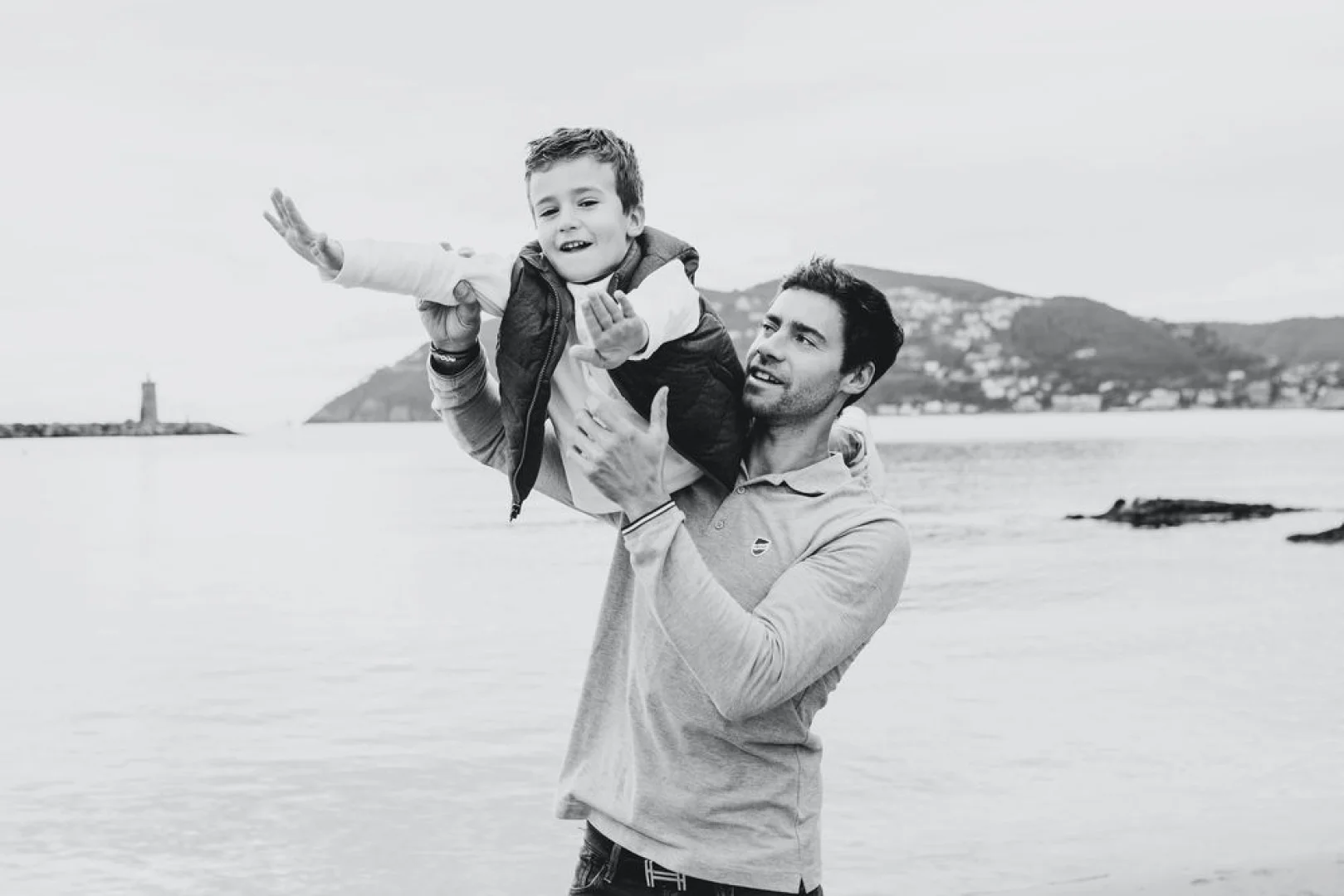 photo-famille-plage-noir-et-blanc