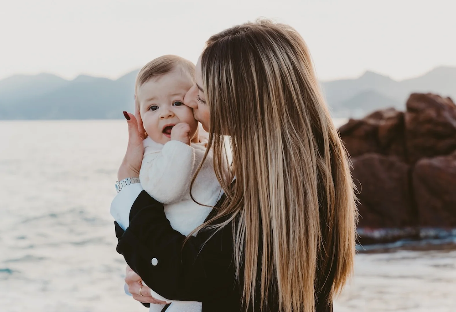 photo-maman-bebe-plage-de-cannes