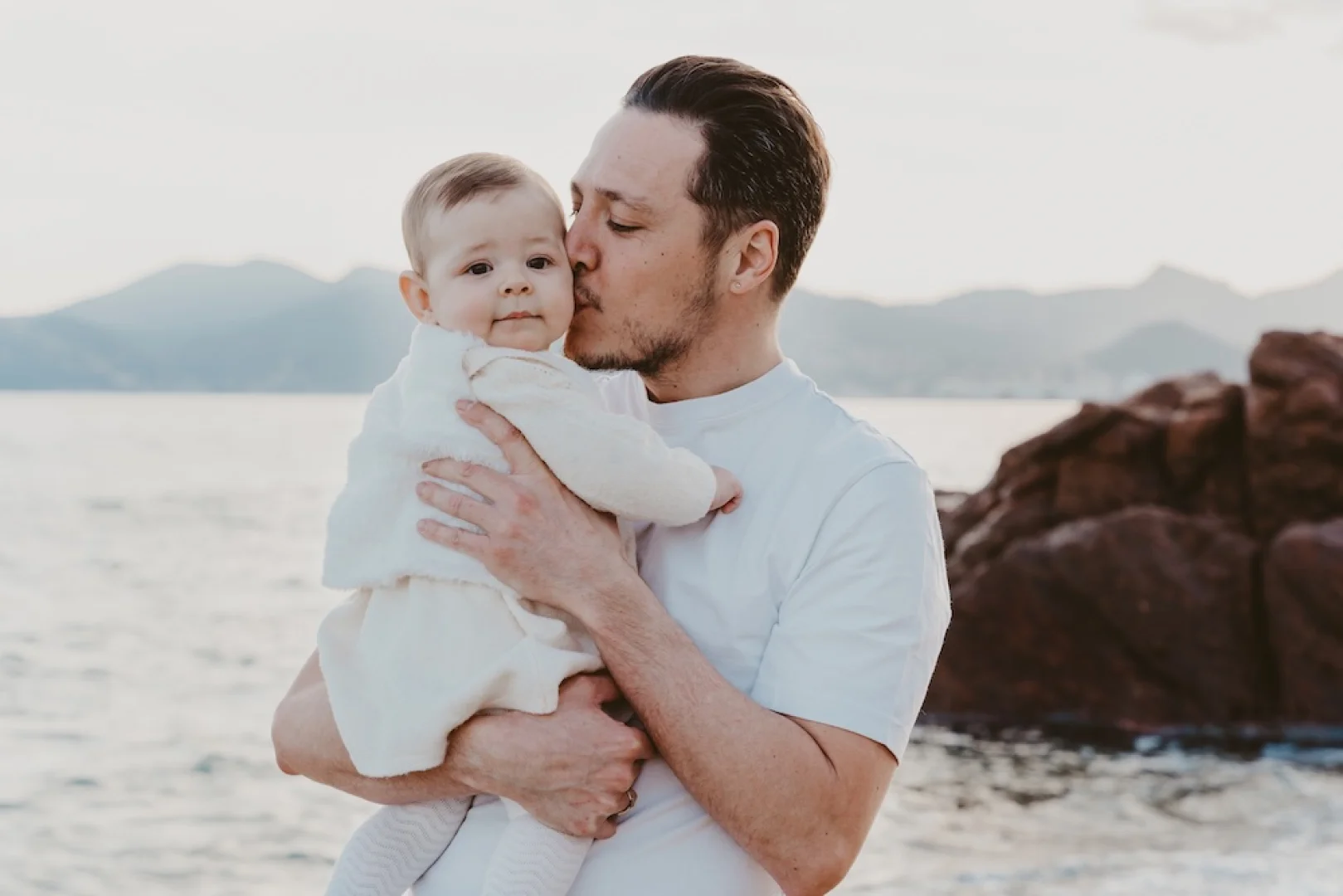 photo-papa-bebe-plage-de-cannes
