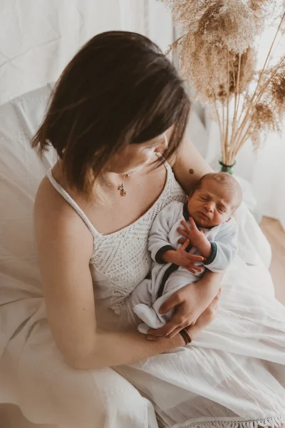 bebe-bras-maman
