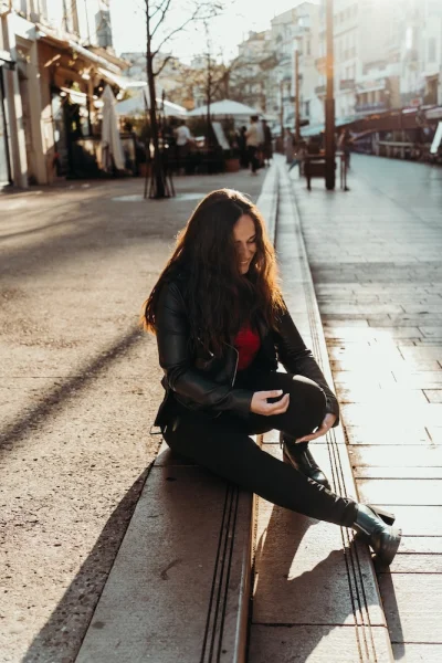 photo-naturelle-femme-rue-citadine